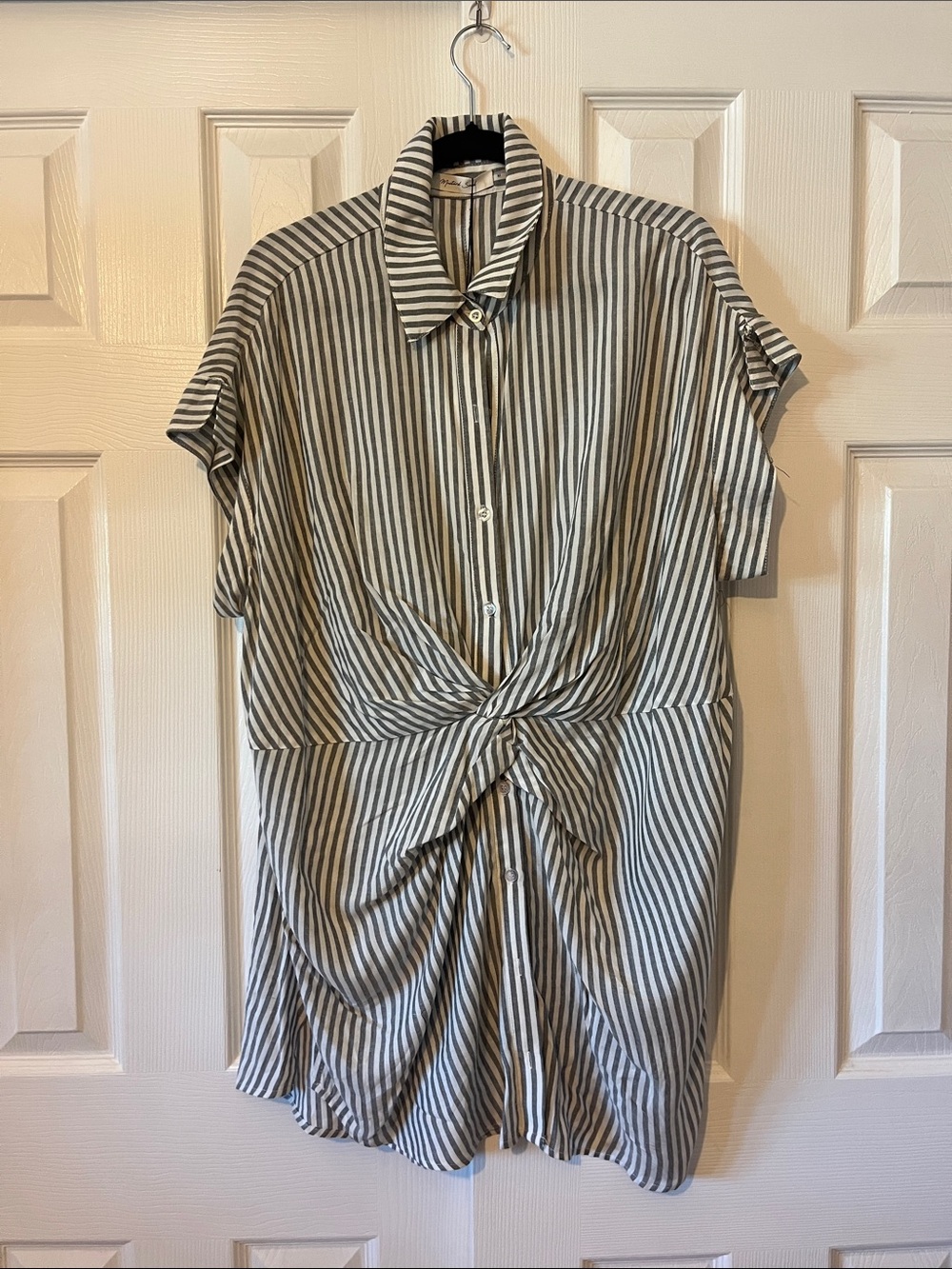 NWT Mustard Seed Women’s White and Gray Striped Midi Dress Size Medium